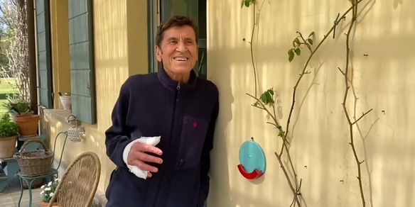 Gianni Morandi dopo l'incidente: mano destra gravemente danneggiata