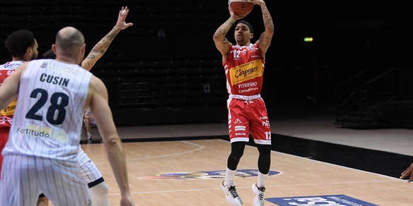 Pesaro espugna Bologna: 79-77 alla Fortitudo