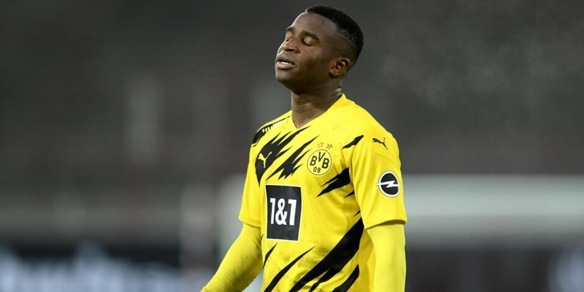 Moukoko choc: chiude la fidanzata in casa e va all'allenamento