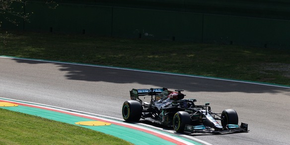 F1, Gp Imola: Mercedes davanti nelle seconde libere. Leclerc a muro con la Ferrari