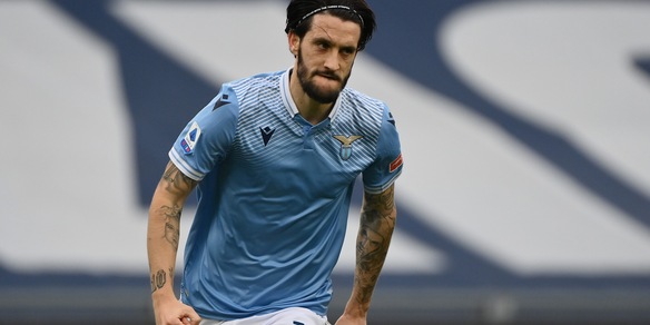 Luis Alberto, maglia gettata dopo il cambio