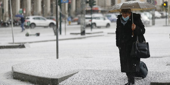 Violenta grandinata a Roma, strade imbiancate e disagi