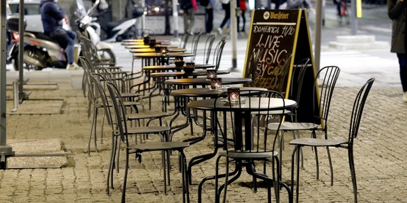 Roma, la proposta di bar e ristoranti: "Tavolini sulle strisce blu dei parcheggi"