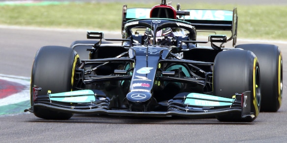 F1, Hamilton in pista a Imola: il pilota Mercedes testa le nuove gomme da 18''