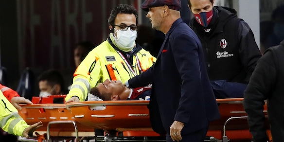 Bologna, Dominguez in barella: il ginocchio fa paura