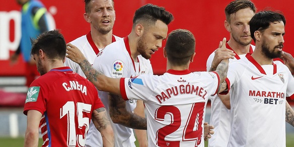 Clamoroso a Siviglia, l'arbitro fischia in anticipo e richiama le squadre in campo