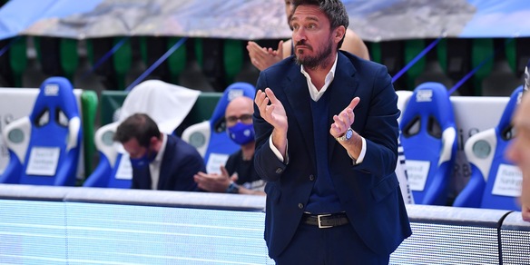 Dinamo Sassari, Pozzecco sospeso per dieci giorni