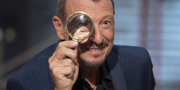 Soliti Ignoti, Amadeus imbarazzato: "Ma lei cosa ci fa con quelle?"