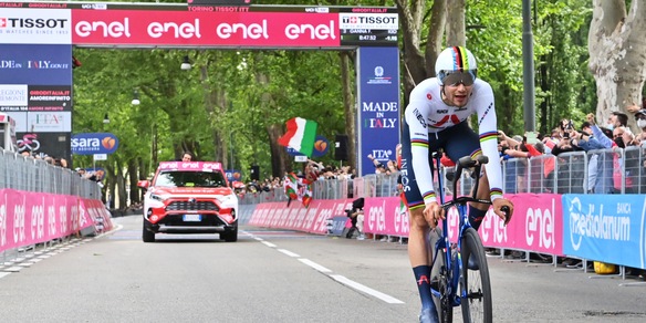 Ganna vince la crono: è la prima maglia rosa del Giro d'Italia