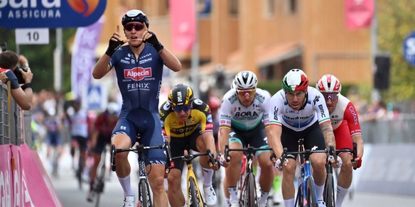 Giro d'Italia, Merlier vince la seconda tappa: Ganna resta in rosa