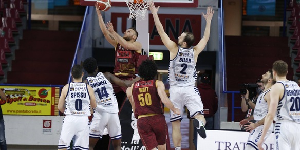 Playoff: Sassari ko all'overtime in gara 1. Ok Milano, Virtus e Brindisi