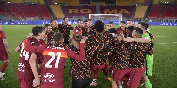 Roma, i giocatori festeggiano sui social: "I tifosi in campo con noi”