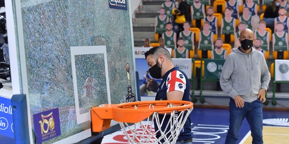 Sassari-Venezia: si rompe il tabellone, 22 minuti di ritardo