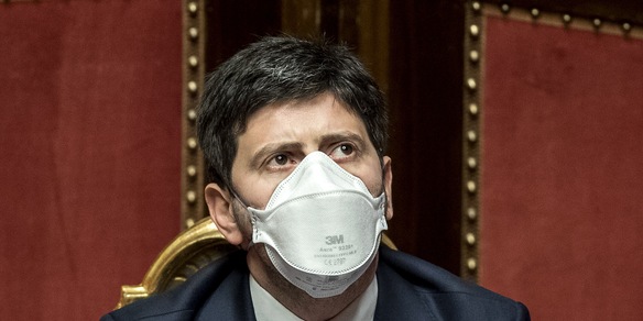 Speranza: "Dal 28 maggio ok al vaccino per età 12-15 anni"