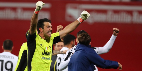 Buffon lanciato in aria dai compagni dopo la vittoria della Juve