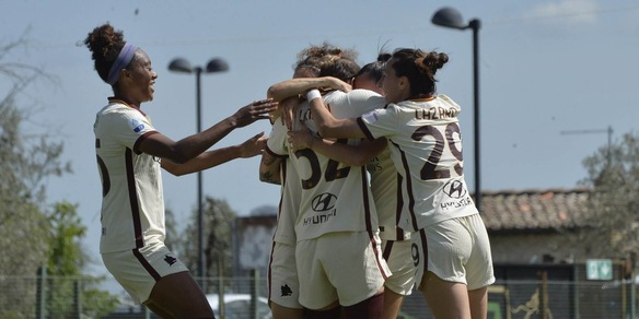 La Roma pareggia 2-2 col Napoli, le campane festeggiano la salvezza