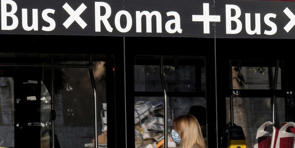 Roma, autista Atac licenziata: postava video su Tik Tok mentre guidava il bus