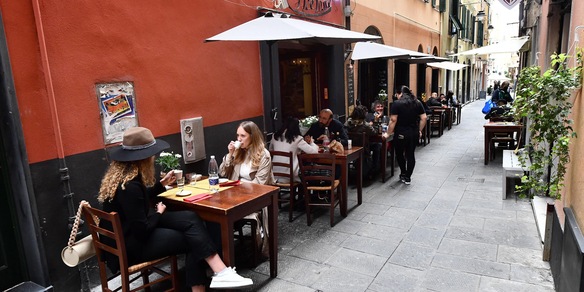 Covid, bar e ristoranti anche al chiuso: cosa cambia da oggi