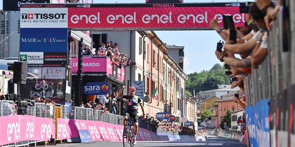 Giro d’Italia, grande Bettiol nella 18ª tappa: Bernal resta in rosa