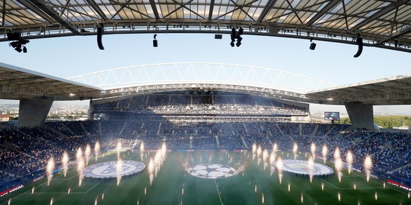 Champions, City-Chelsea si apre con lo show dei fuochi d'artificio