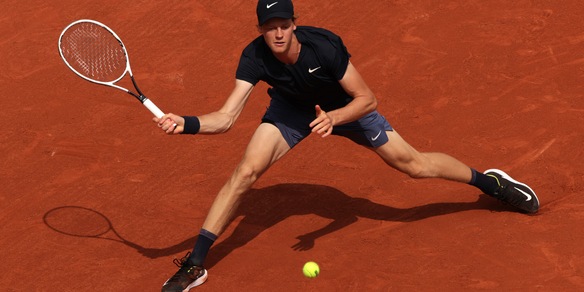 Roland Garros, Sinner vince il derby con Mager e vola al terzo turno