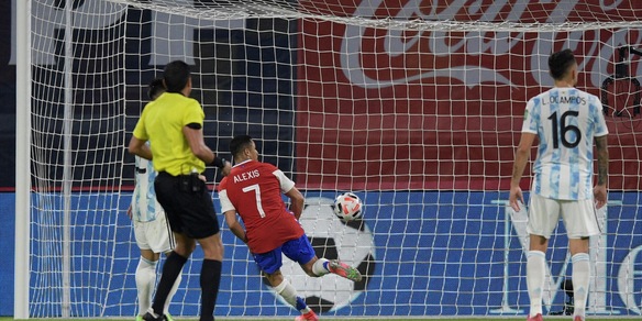 Sanchez ferma Messi: 1-1 Argentina-Cile. Tris Colombia