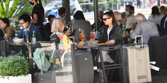 Zona bianca, a tavola nessun limite all'aperto: tutte le nuove regole