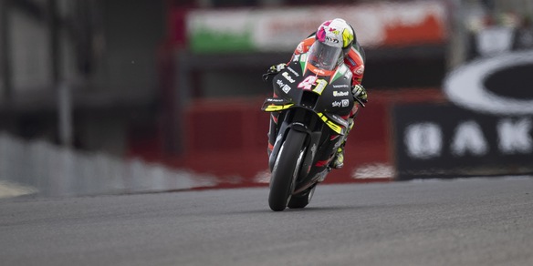 MotoGp, prove libere 1 Gp Catalogna: Aleix Espargaro in testa, Rossi 15°