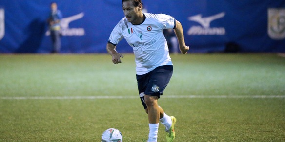 Totti, strepitosa doppietta nella Lega calcio a 8. E lo speaker si esalta