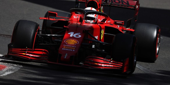 F1, Gp Azerbaigian: Leclerc in pole position a Baku. 2° Hamilton