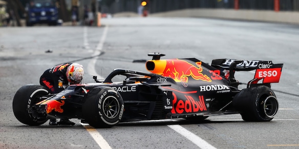 F1, Gp Baku: clamoroso incidente di Verstappen, bandiera rossa a due giri dal termine