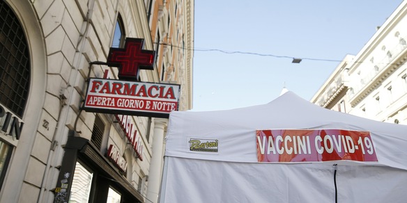 Vaccini Covid Lazio, alle 15 parte l'open week Over 18