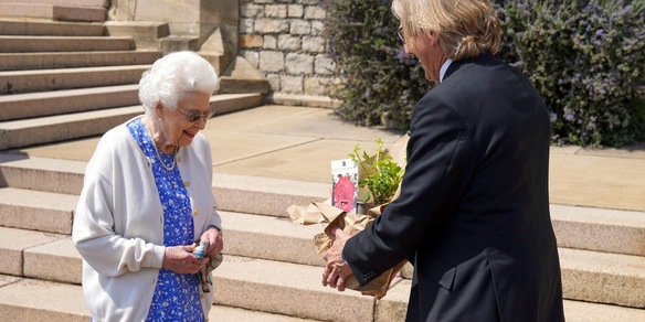 Regina Elisabetta, ecco il regalo per i 100 anni di Filippo