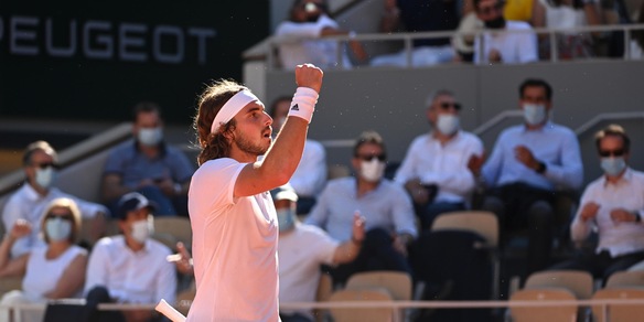 Roland Garros, Tsitsipas è il primo finalista. Zverev ko in 5 set