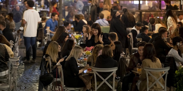 Zona gialla, da oggi cade il limite degli amici a casa: e ci sono altre novità