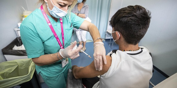 Soldi, mucche, macchine e marijuana: incentivi al vaccino nel mondo