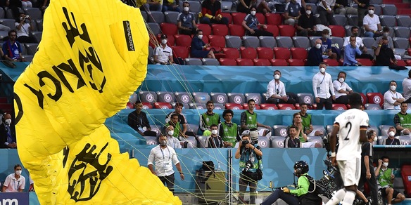 Europei, Uefa: "Diversi feriti per paracadutista di Francia-Germania"