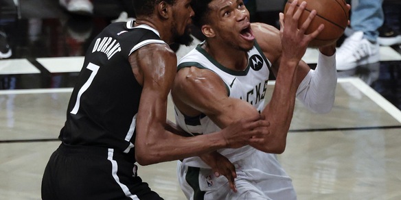 Nba Playoff: super Durant non basta, Bucks in finale ad Est!