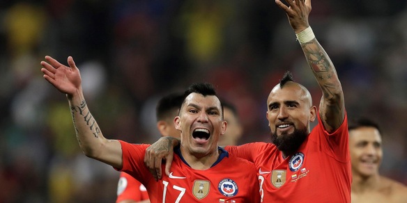 Bufera in Cile, calciatori coinvolti in festino a luci a rosse: c'è Vidal