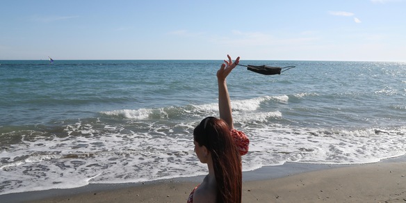 Via le mascherine all'aperto: c'è la data