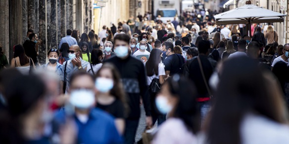 Covid in Italia: mascherine all'aperto, stop dal 28 giugno