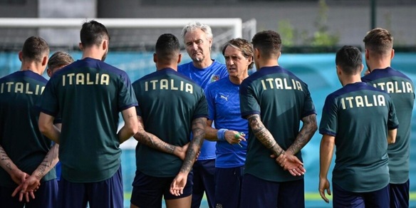 L’Italia: “Contro il razzismo anche chi non si inginocchia”