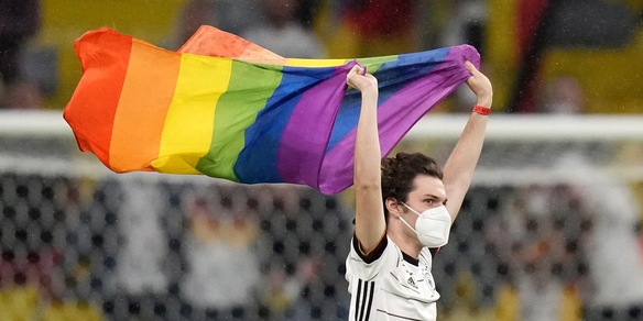 Germania-Ungheria, invasione di un tifoso con la bandiera arcobaleno