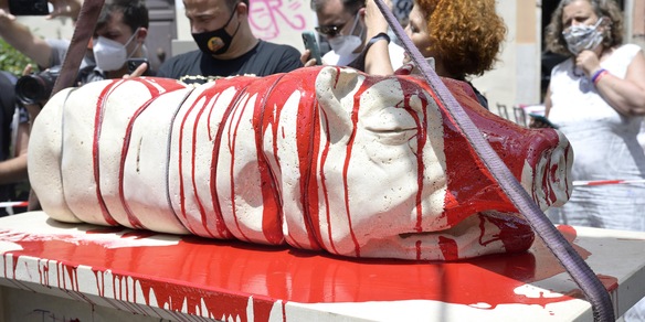 La statua della porchetta a Trastevere imbrattata con la vernice