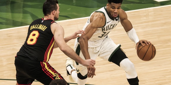 Playoff Nba: i Bucks travolgono gli Hawks. Non basta Gallinari