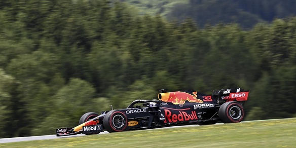 F1, Gp Stiria: Verstappen in pole position. Leclerc è 7°, Sainz out in Q2
