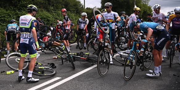 Tour de France: in quattro costretti al ritiro dopo la caduta