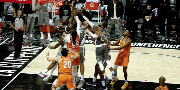 Playoff Nba, Phoenix batte i Clippers: match ball per la finale