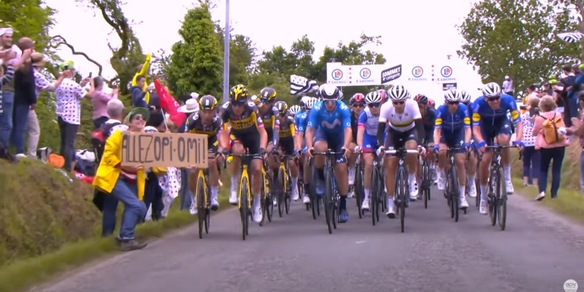 Tour de France, si cerca la tifosa che ha causato l'incidente