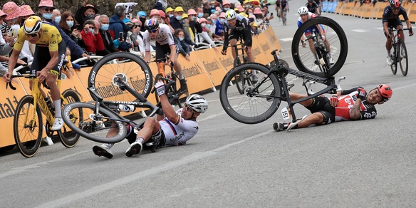Tour de France, i ciclisti protestano per le troppe cadute